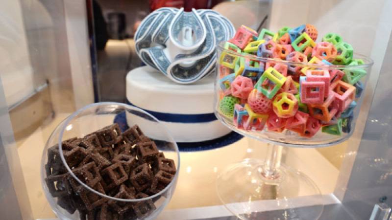 Эти конфеты сделали на кондитерском струйном 3D-принтере ChefJet: вместо пластика он использует воду, сахар, шоколад и пищевые красители