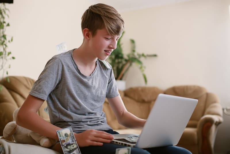 Как подростки зарабатывают деньги в интернете: основные методы и правила безопасности